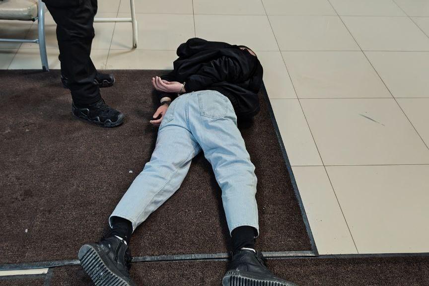 Фото В новосибирском ресторане на Красном проспекте нетрезвый посетитель разделся и приставал к персоналу 2 - Сиб.ФМ Фото В новосибирском ресторане на Красном проспекте нетрезвый посетитель разделся и приставал к персоналу 2